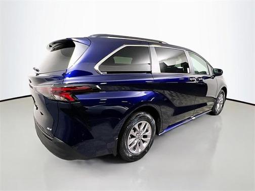 2025 Toyota Sienna XLE 8 Passenger