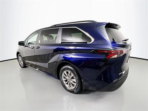 2025 Toyota Sienna XLE 8 Passenger