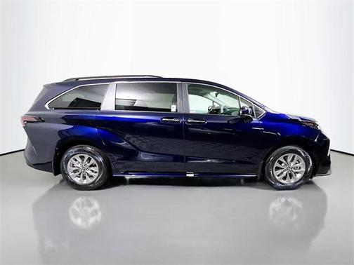 2025 Toyota Sienna XLE 8 Passenger
