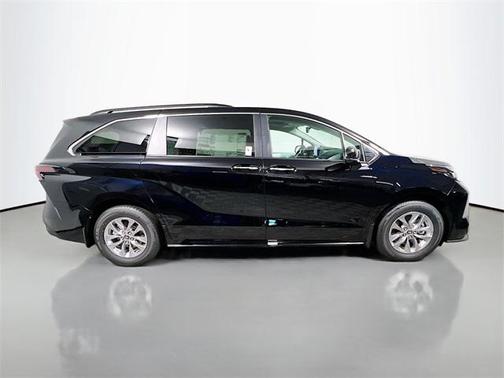 2025 Toyota Sienna XLE 8 Passenger