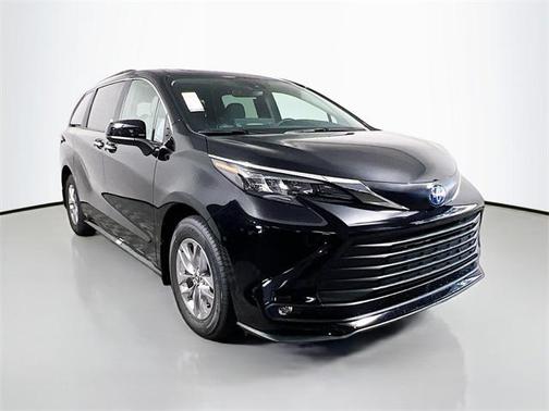 2025 Toyota Sienna XLE 8 Passenger