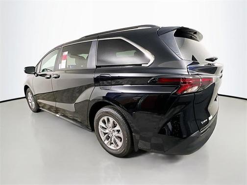 2025 Toyota Sienna XLE 8 Passenger