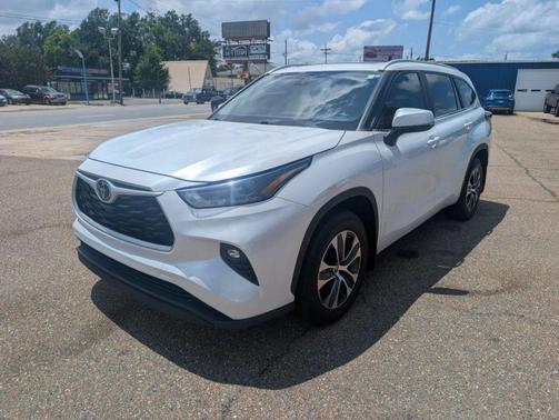 White 2023 Toyota Highlander XLE