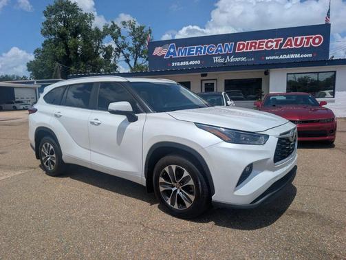 White 2023 Toyota Highlander XLE