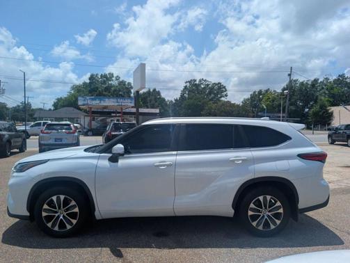 White 2023 Toyota Highlander XLE