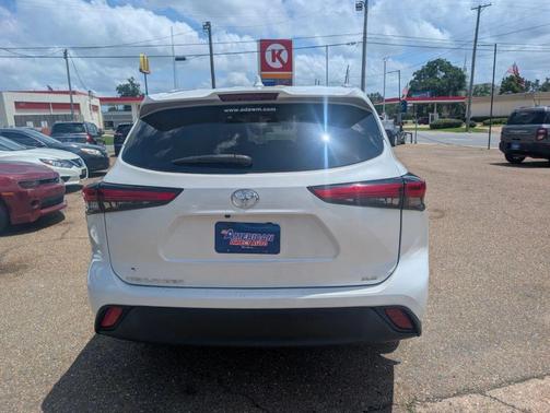 White 2023 Toyota Highlander XLE