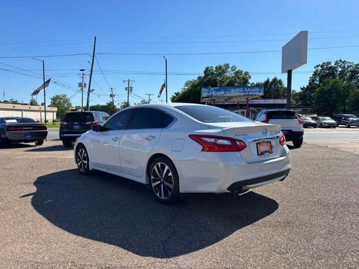 Pearl White 2016 Nissan Altima 2.5 SR