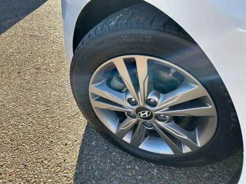Quartz White Pearl 2017 Hyundai ELANTRA SE
