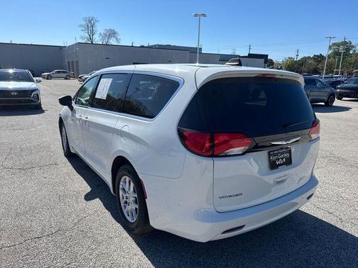 Bright White Clearcoat 2023 Chrysler Voyager LX