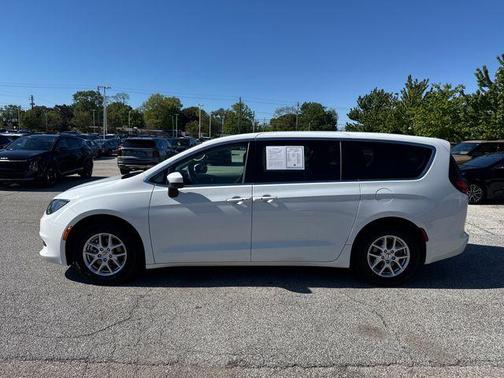 Bright White Clearcoat 2023 Chrysler Voyager LX