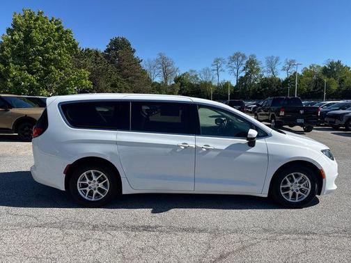 Bright White Clearcoat 2023 Chrysler Voyager LX