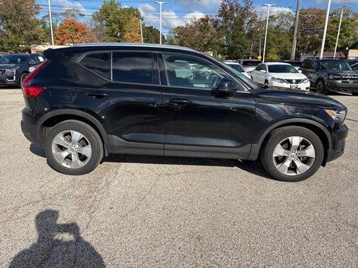 2021 Volvo XC40 T5 Momentum