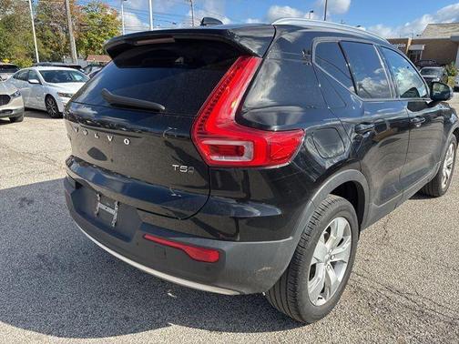 2021 Volvo XC40 T5 Momentum