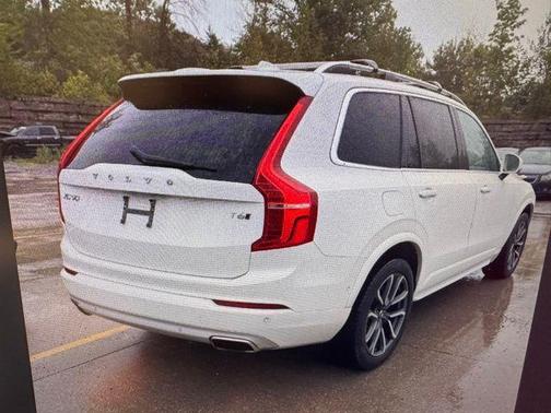 2017 Volvo XC90 T6 Momentum