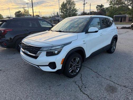 Snow White Pearl 2023 Kia Seltos LX