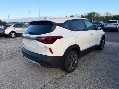 Snow White Pearl 2023 Kia Seltos LX