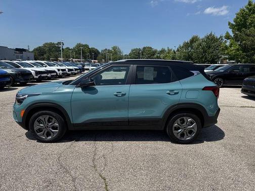 Blue / Black 2024 Kia Seltos S