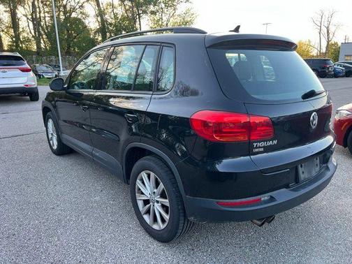 Deep Black Pearl Effect 2017 Volkswagen Tiguan Limited 2.0T