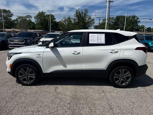 Snow White Pearl 2023 Kia Seltos LX