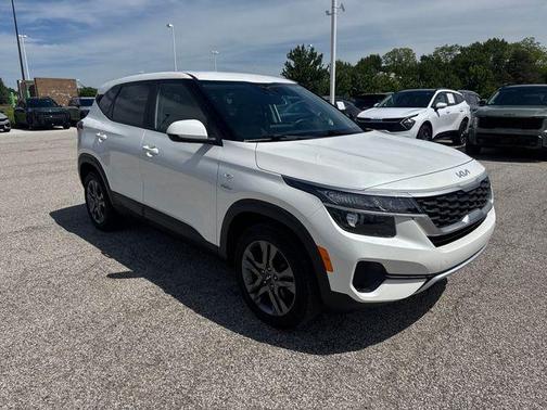 Snow White Pearl 2023 Kia Seltos LX