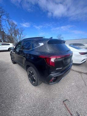 Fusion Orange 2024 Kia Seltos EX