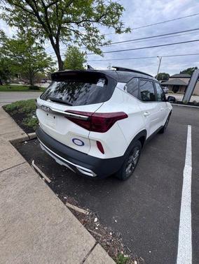 Clear White / Black Roof 2023 Kia Seltos S