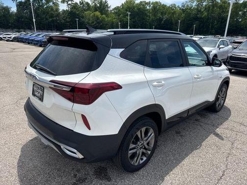 Clear White / Black Roof 2023 Kia Seltos S