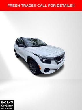 Clear White / Black Roof 2023 Kia Seltos S