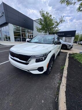 Clear White / Black Roof 2023 Kia Seltos S