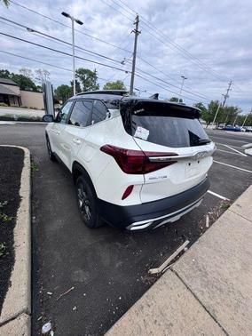 Clear White / Black Roof 2023 Kia Seltos S