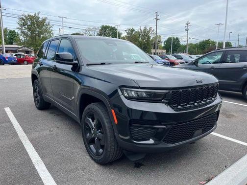 Diamond Black 2023 Jeep Grand Cherokee Altitude