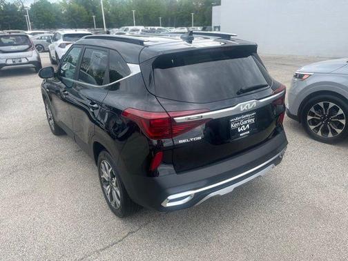 Cherry Black 2022 Kia Seltos EX