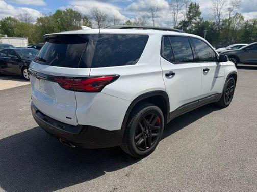 Iridescent Pearl Tricoat 2023 Chevrolet Traverse Premier