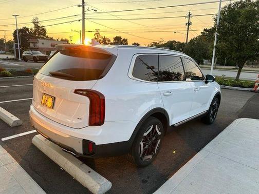 Glacial White Pearl 2024 Kia Telluride S