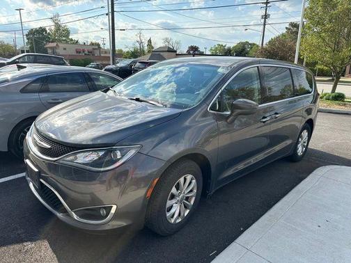 Granite Crystal Clearcoat Metallic 2018 Chrysler Pacifica Touring Plus