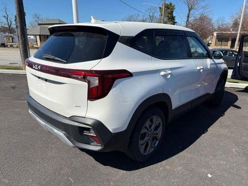 Snow White Pearl 2024 Kia Seltos LX