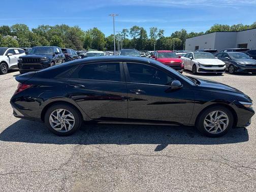 Black 2024 Hyundai ELANTRA SEL