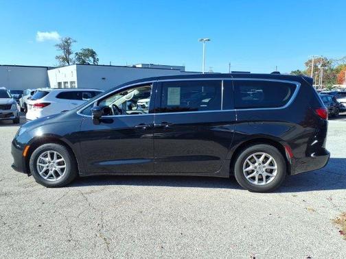 Brilliant Black Crystal Pearlcoat 2023 Chrysler Voyager LX