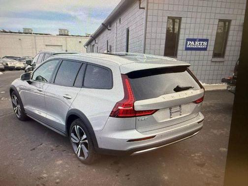 2025 Volvo V60 Cross Country B5 Plus
