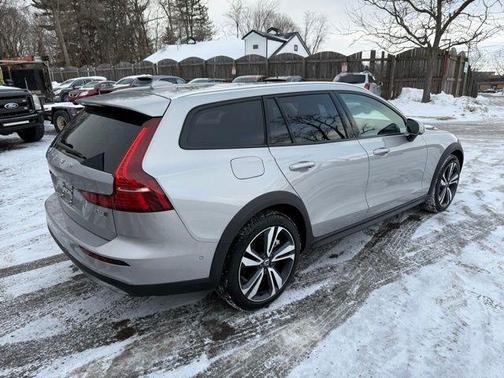 2025 Volvo V60 Cross Country B5 Plus