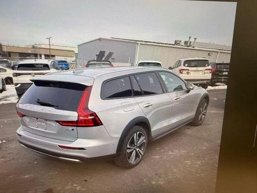 2025 Volvo V60 Cross Country B5 Plus