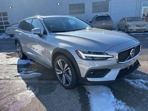 2025 Volvo V60 Cross Country B5 Plus