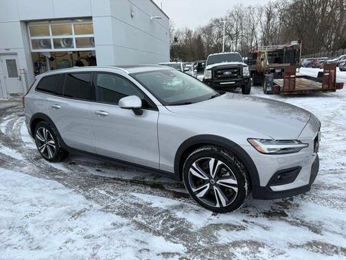 2025 Volvo V60 Cross Country B5 Plus