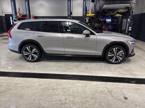 2025 Volvo V60 Cross Country B5 Plus