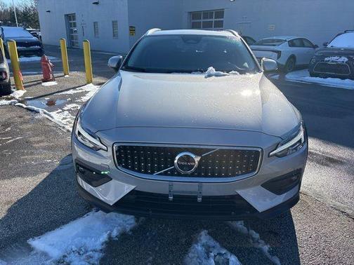 2025 Volvo V60 Cross Country B5 Plus
