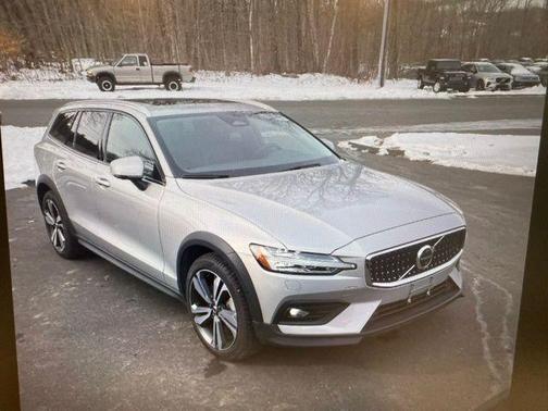 2025 Volvo V60 Cross Country B5 Plus