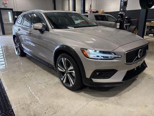 2025 Volvo V60 Cross Country B5 Plus