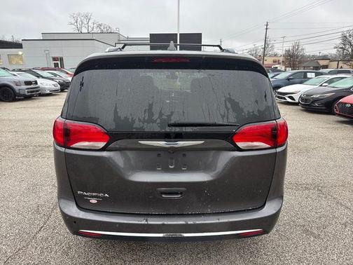 Granite Crystal Clearcoat Metallic 2018 Chrysler Pacifica Touring-L