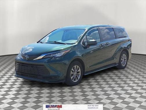 2023 Toyota Sienna LE