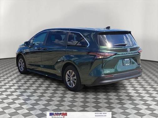 2023 Toyota Sienna LE